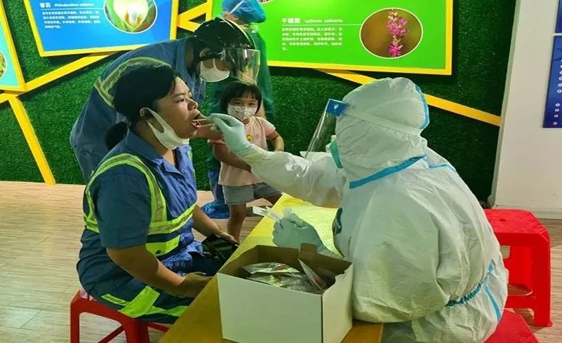 广州的环卫工人进行疫苗接种核酸检测超过九成